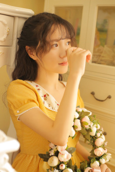 女子当众撩衣给男友喂奶
